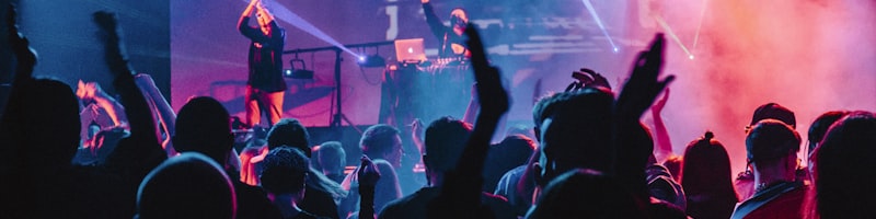 铁粉聚集地球迷社区内球迷们热烈讨论比赛的社交场景